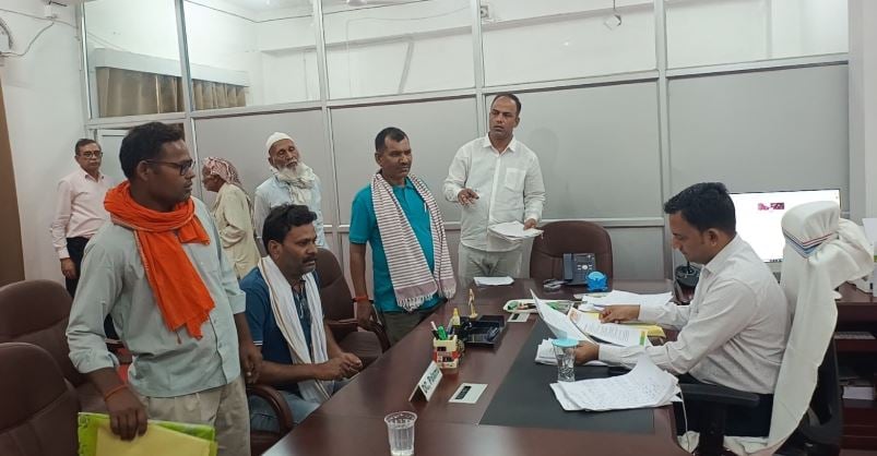 हुसैनाबाद अनुमंडल भवन में संचालित हुआ कैंप कार्यालय, डीसी ने सुनी लोगों की फरियाद