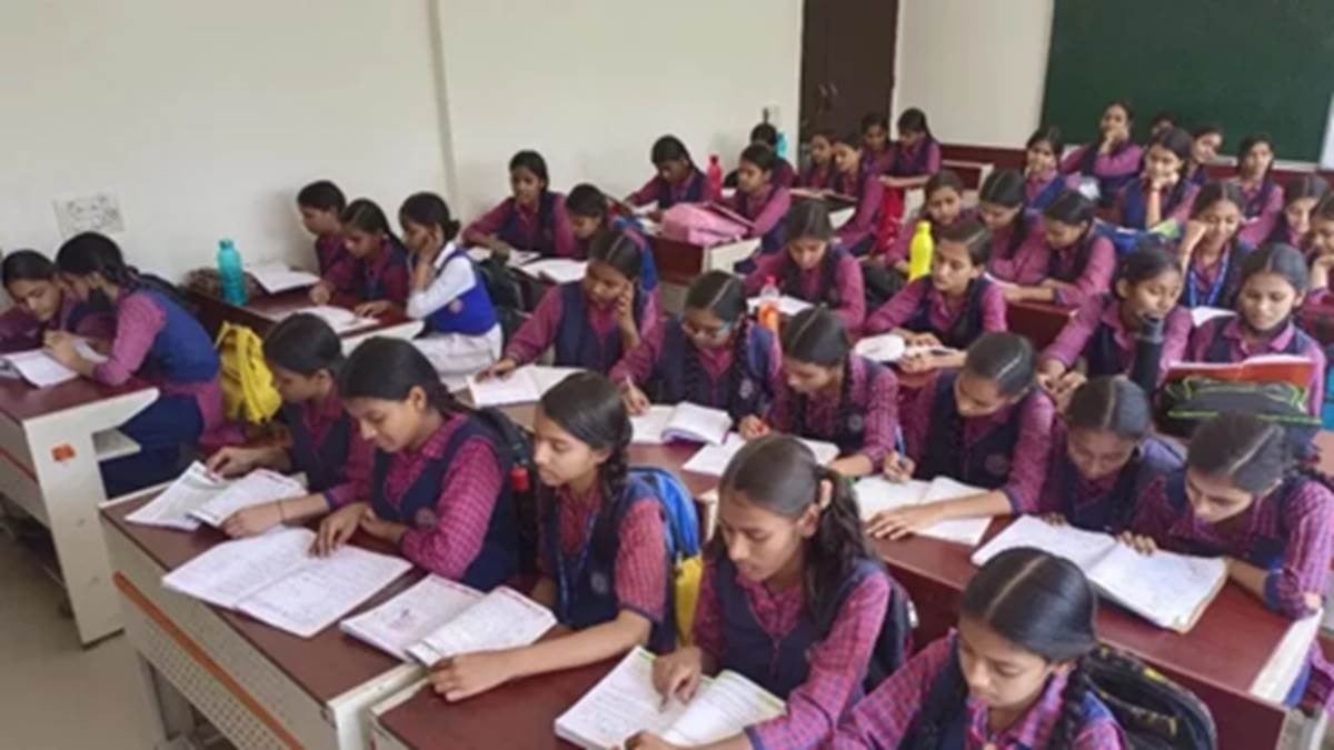 Jharkhand: सरकारी स्कूल के गुरुजी अब हो जाएं होशियार, पढ़िए सरकार कैसे डंडा चलाने की कर रही तैयारी
