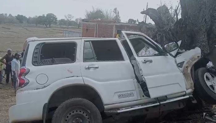 BREAKING: चतरा में भीषण सड़क हादसा, पेड़ से टकराई स्कॉर्पियो, तीन लोगों की मौत, सात घायल