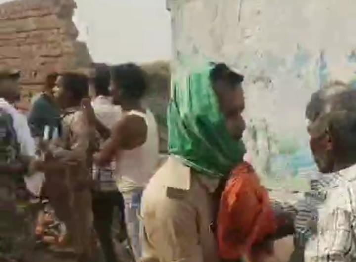 Bihar News:अतिक्रमण हटाने गई पुलिस पर ग्रामीणों ने बोला हमला,कार्रवाई किये बगैर लौटी पुलिस, 3 गिरफ़्तार