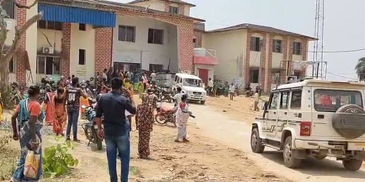 BREAKING: तिसरी अंचल कार्यालय में किसान जनता पार्टी के कार्यकर्ताओं ने जमकर काटा बवाल, CO, BDO, दरोगा समेत एक दर्जन लोग घायल