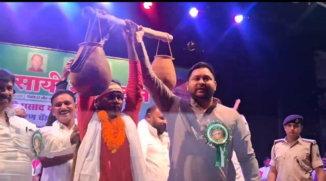 ताड़ी पर गरमाई बिहार की राजनीति, तेजस्वी यादव के ताड़ी उद्योग लगाने पर भड़के NDA के नेता, कह दी ये बात