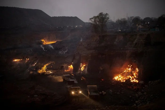 Jhariya Fire : PMO के निर्देश पर पहुंची अधिकारियो की टीम से विस्थापितों की एक ही चिरौरी --हमें रोजगार से कैसे जोड़ेंगे हुजूर !!