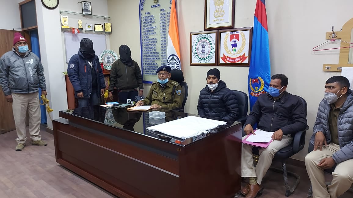 राहगीर से 20 हजार लूट भाग रहे दो सड़क लुटेरों को ग्रामीणों ने दबोचा, पुलिस को सौंपा