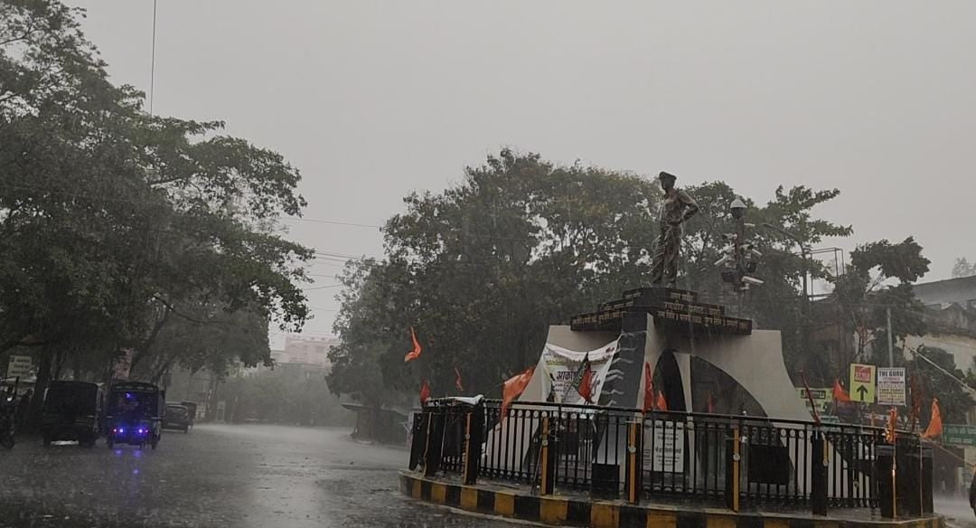 धनबाद का मौसम: दिन में ही रात का नजारा, फिर शुरू हो गई झमाझम बारिश