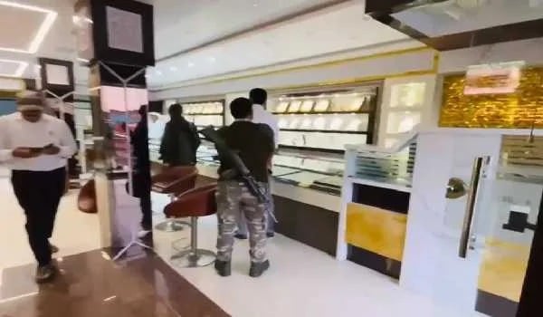BIG BREAKING: राजधानी रांची के ज्वेलरी दुकान में दिनदहाड़े लूट, हथियार के बल पर दिया घटना को अंजाम
