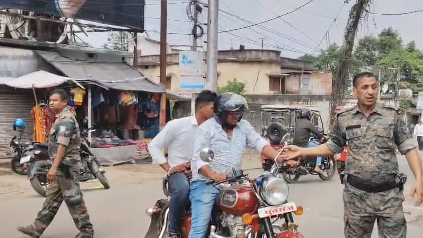 बाबानगरी में यातायात नियमों का पालन नहीं किया तो कहीं भी कट जाएगा चालान, पुलिस उड़न दस्ता की टीम चारों तरफ रख रही नजर