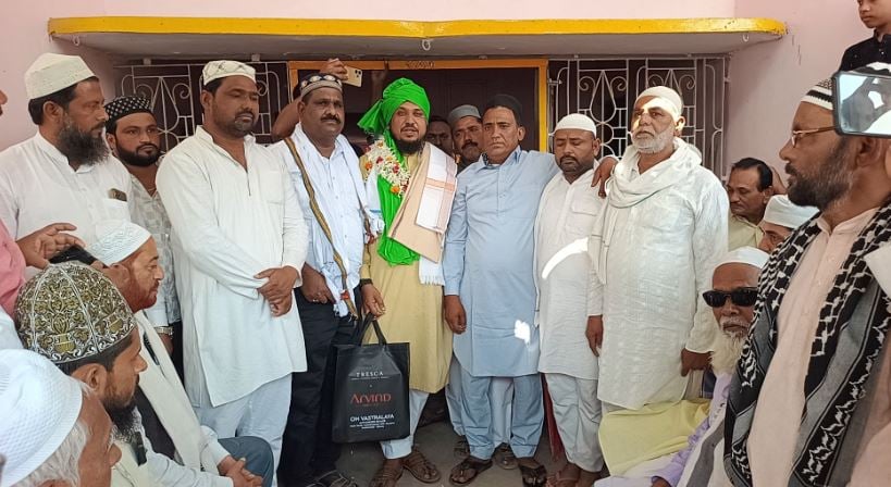 पेश इमाम की विदाई में लोगों की आंखें हुई नम, पगड़ी बांध व अंगवस्त्र देकर किया सम्मानित