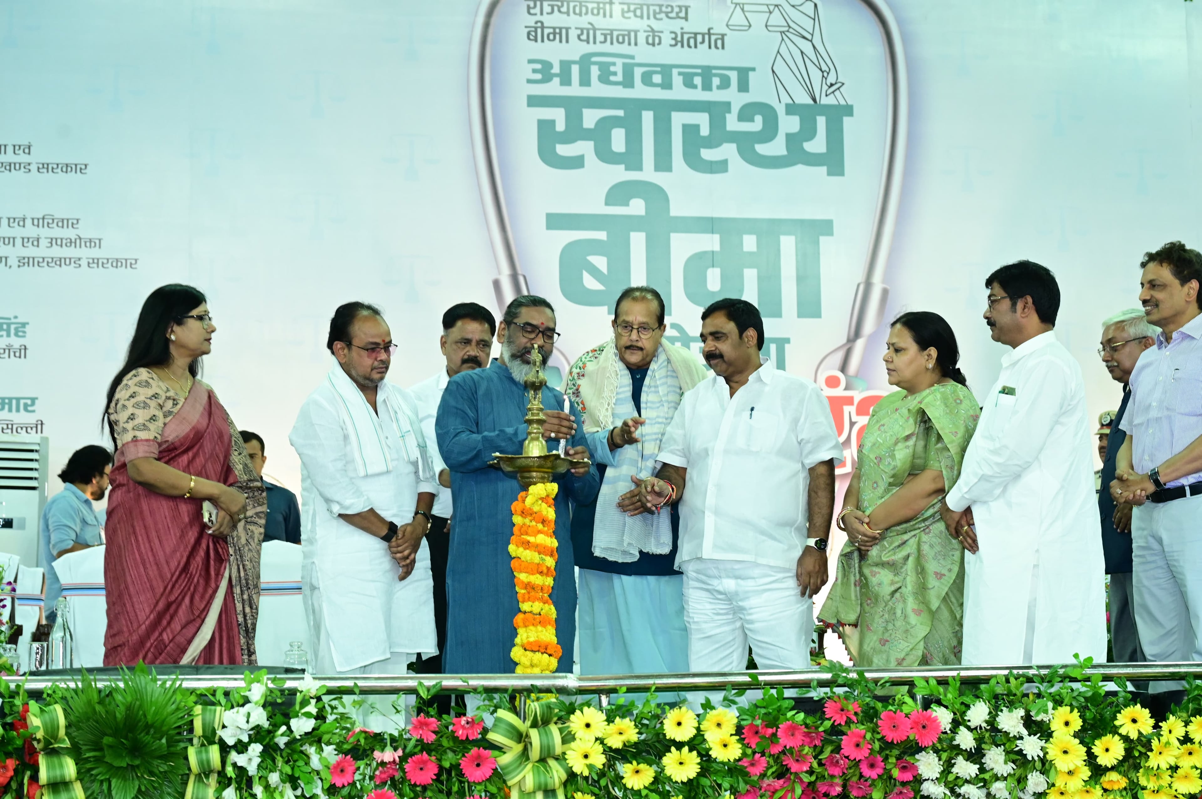 देश की पहली योजना जिसमें राज्य के अधिवक्ताओं को  स्वास्थ्य बीमा योजना दिया जा रहा,सीएम ने किया शुभारंभ