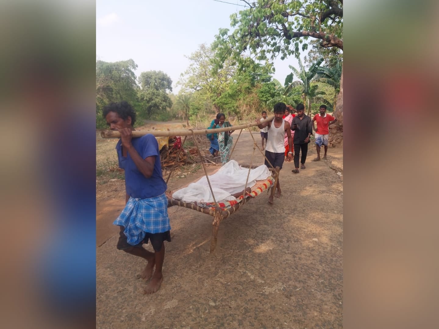 खाट पर स्वास्थ्य व्यवस्था: लचर सिस्टम ने ली गर्भवती महिला की जान, समय पर नहीं पहुंची एम्बुलेंस