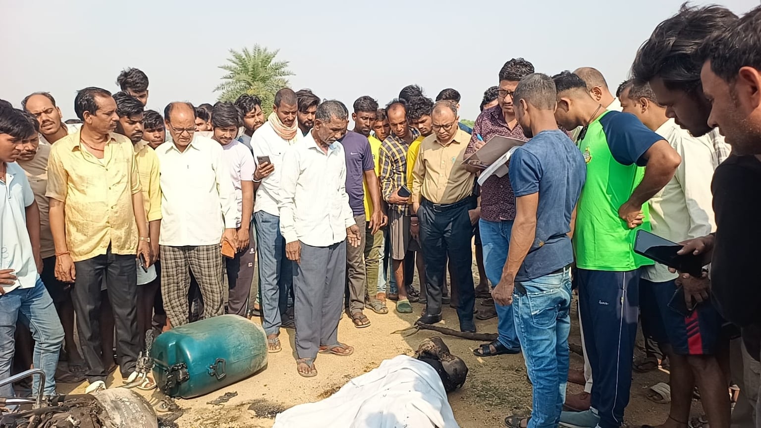 पलामू:11 हजार वोल्ट तार की चपेट में आने से पिता-पुत्र की गई जान, बिजली विभाग पर लापरवाही का आरोप, ग्रामीणों में आक्रोश