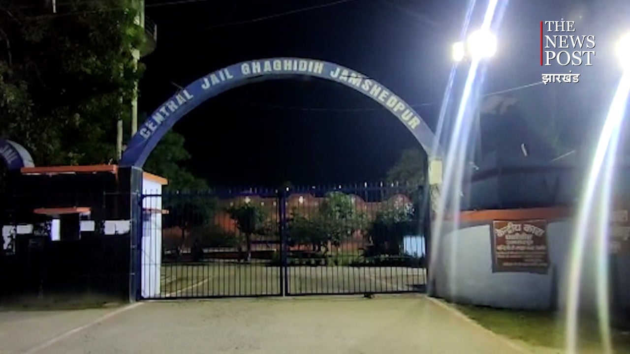 क्राइम अपडेट : जमशेदपुर सेंट्रल जेल में औचक छापेमारी,  क़ैदियों से 11 चाकू, 14 कैंची के साथ अन्य आपत्तिजनक सामान बरामद