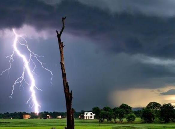 Weather Alert:आज भी झारखंड में गरज के साथ होगी बारिश,इन 16 जिलों में वज्रपात का अलर्ट,पढें अपने जिले का हाल