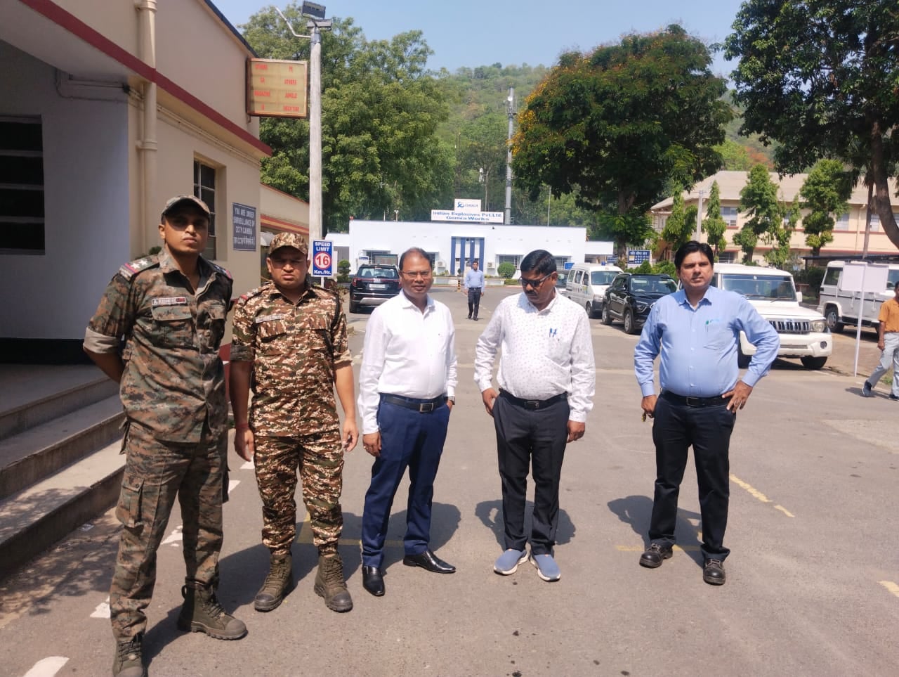 मॉक ड्रिल अभ्यास की तैयारी में जुटे अधिकारी, चार बजे गोमिया के आईईएल में सायरन बजेगा और होगा ब्लैकआउट