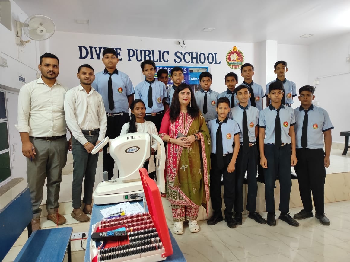 डिवाइन पब्लिक स्कूल देवघर में नि:शुल्क नेत्र जांच शिविर का आयोजन किया गया, छात्र-छात्रा सहित टीचरों की हुई आंख जांच