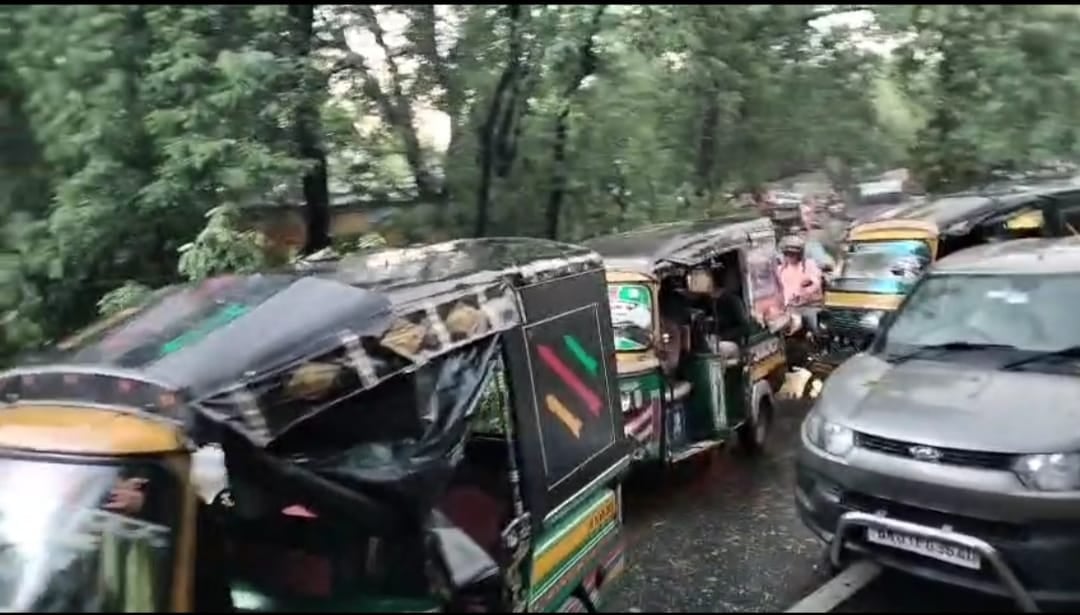 धनबाद में आंधी-बारिश ने मचाई भारी तबाही, कार -सड़क पर कैसे गिरे पेड़, कैसे बची लोगों की जान, पढ़िए