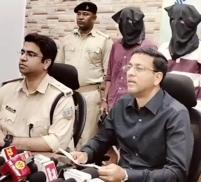 जमशेदपुर:उलीडीह पुलिस को मिली बड़ी सफलता, स्क्रैप कारोबारी से रंगदारी मांगने वाले तीन बदमाशों को किया गिरफ्तार