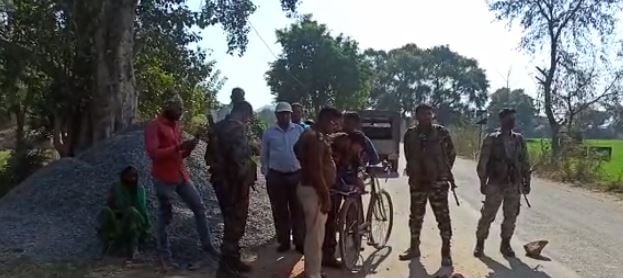 तेज़ रफ़्तार बाइक ने पिकअप में मारी टक्कर, बाइक चालक की मौत, दो घयाल