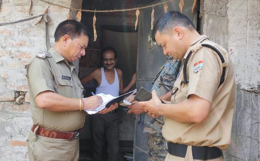 उत्तराखंड में जालसाजी कर पाकुड़ में छुपा आरोपी! घर पहुंची पुलिस ने दी चेतावनी- 'सरेंडर करो नहीं तो अब कुर्की की कार्रवाई'