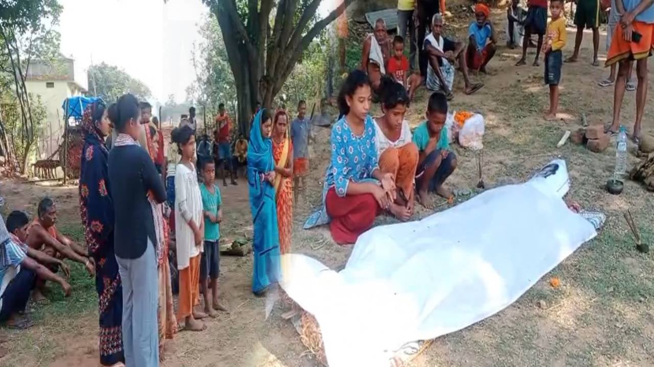 दुखद:मरने के बाद मजदूर का शव भी नहीं मिला, सात वर्ष के बेटे ने पिता के पुतले का किया अंतिम संस्कार तो रो पड़ा इलाका