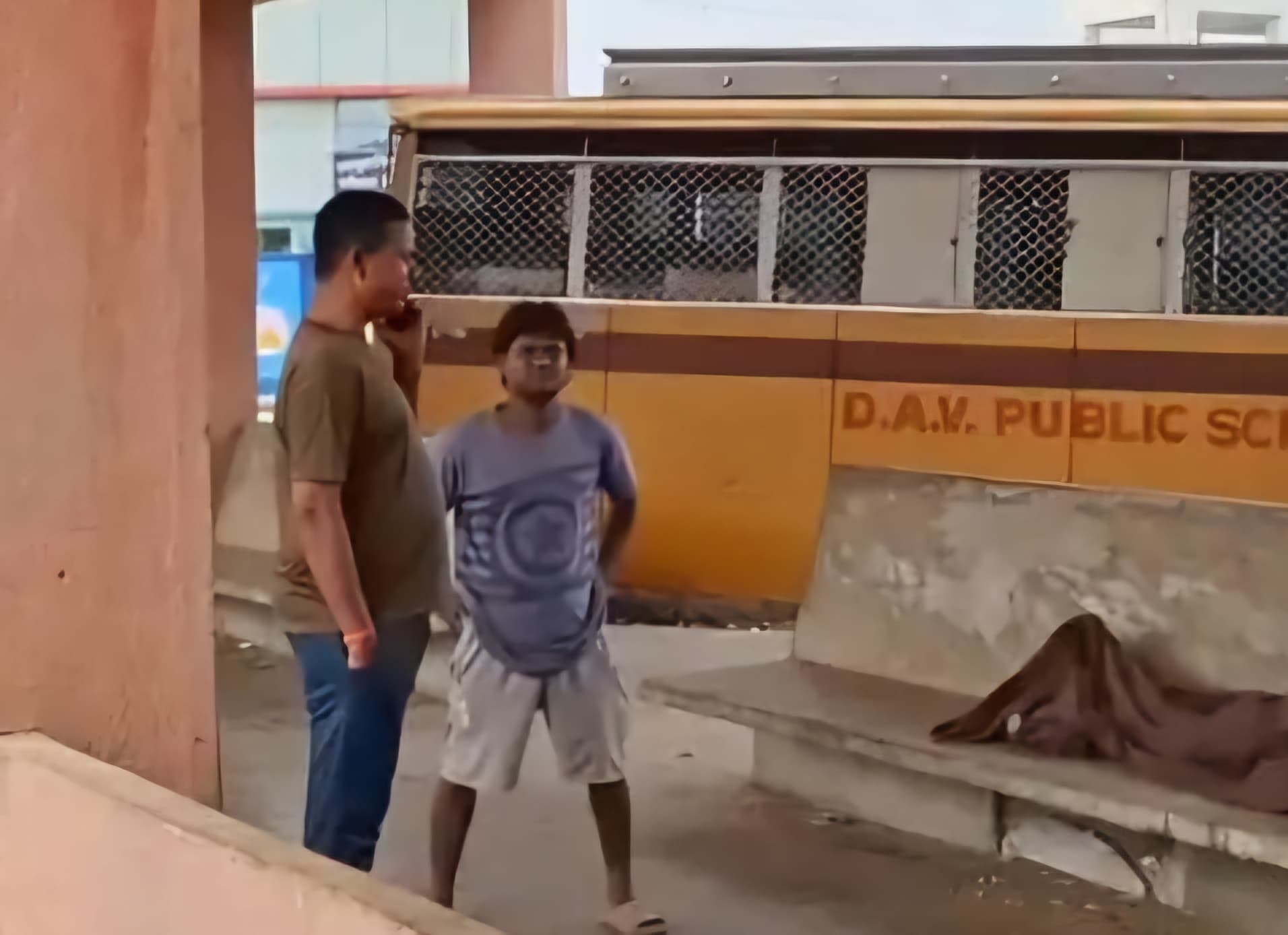 भीड़ के बीच गुमनाम मौत: पाकुड़ बस स्टैंड पर अज्ञात व्यक्ति का मिला शव, जांच में जुटी पुलिस