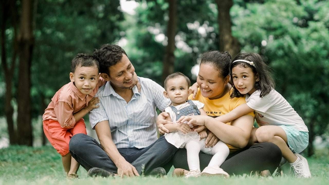 बच्चों की पेरेंटिंग करते समय इन 4 बातों का रखें खास ख्याल, वरना जीवन भर संघर्ष करता रह जाएगा आपका बच्चा