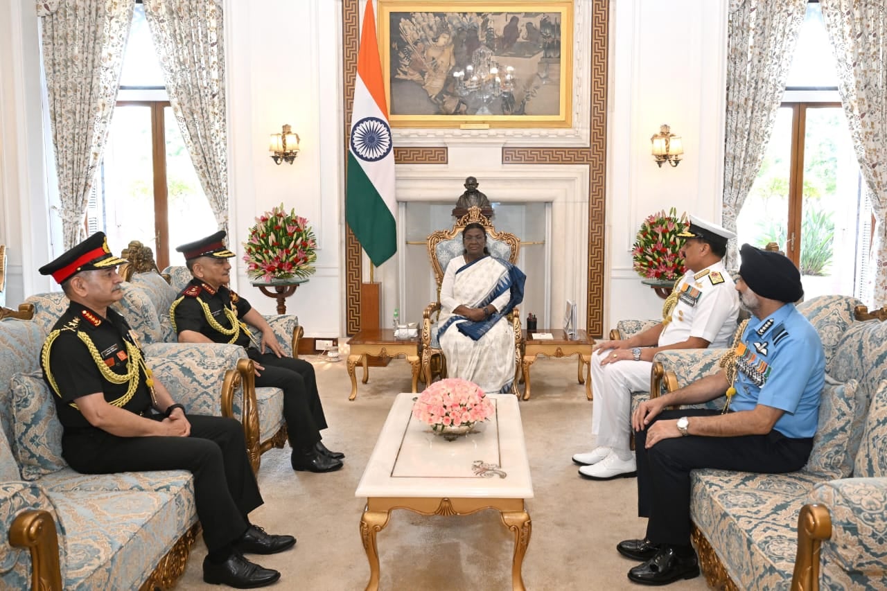 सुप्रीम कमांडर को 'ऑपरेशन सिंदूर' की जानकारी देने पहुंचे सेना के सभी प्रमुख