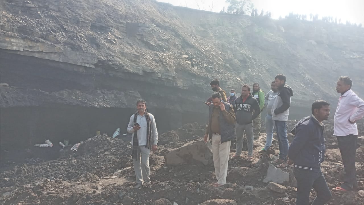 BREAKING NEWS :  धनबाद में बड़ा हादसा, चॉल घंसने से पांच लोगों की मौत, कुछ और लोगों के दबे होने की आशंका, राहत कार्य तेज