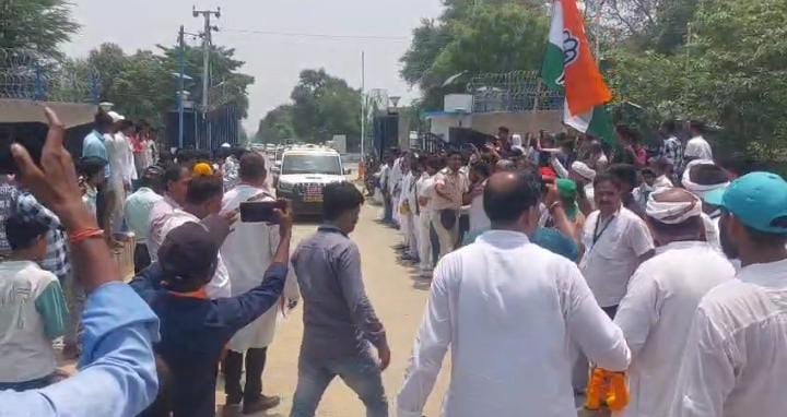 Bihar News: प्रशासन की ओर से कार्यक्रम पर प्रतिबंध लगाने के बावजुद दरभंगा पहुंचे राहुल गांधी, पुलिस ने काफिला को रोका, छात्रों में आक्रोश