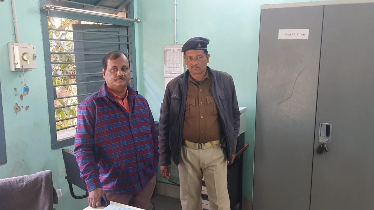 लाइन मैन से रिश्वत लेते बिजली विभाग का हेड क्लर्क  रंगेहाथ गिरफ्तार