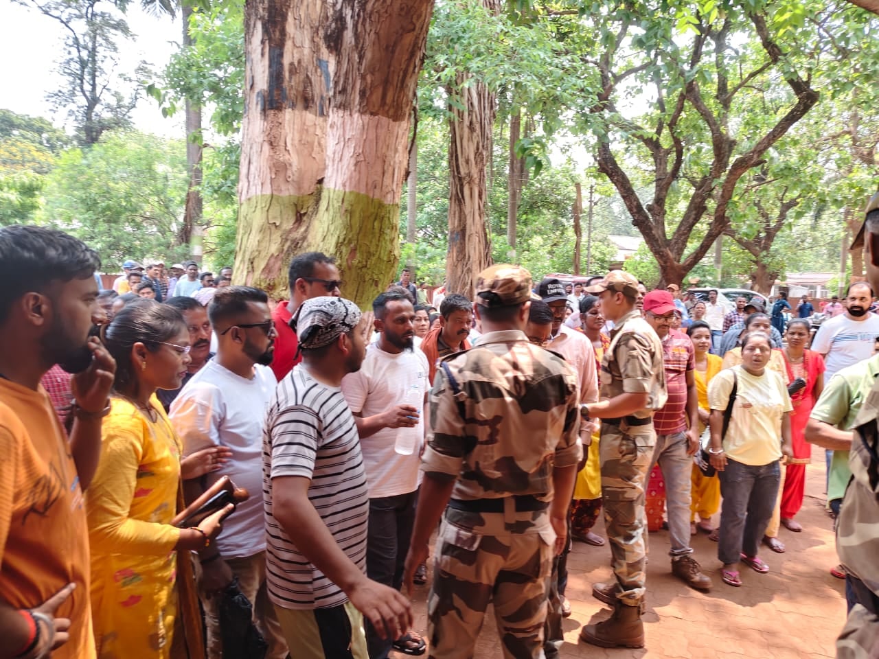 चाईबासा: गुवा खदान के सप्लाई और ठेका मजदूरों का फूटा गुस्सा, अस्पताल प्रबंधन के खिलाफ किया जोरदार आंदोलन,पढें क्या है आरोप