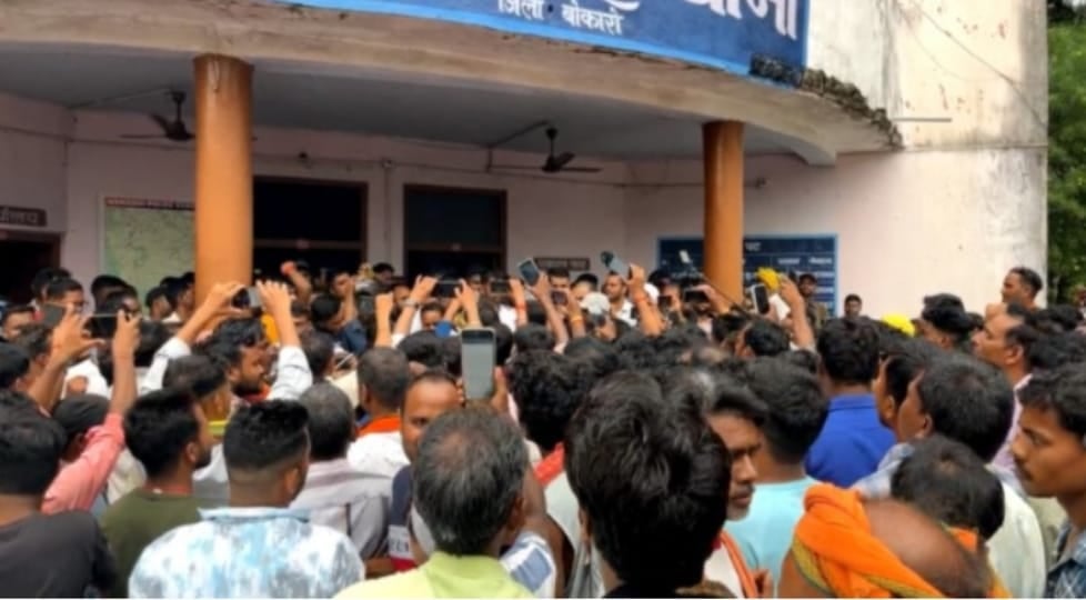 नावाडीह हत्याकांड: गुस्साए लोगों ने थाने पर किया प्रदर्शन, डिमांड रखी प्रभारी को सस्पेंड करें एसपी
