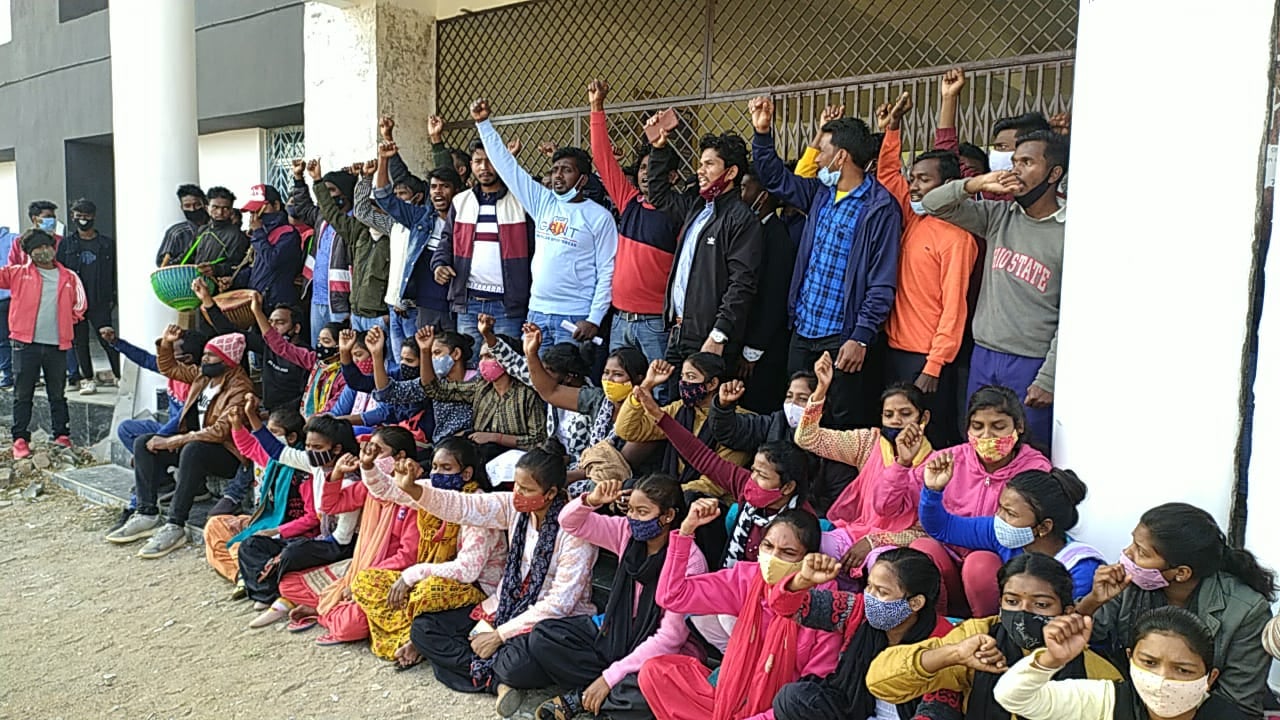 प्रो0 रजनी मुर्मू मामला :   विश्वविधालय में तालाबंदी,  पढ़ाई छोड़ सड़कों पर उतरे छात्र