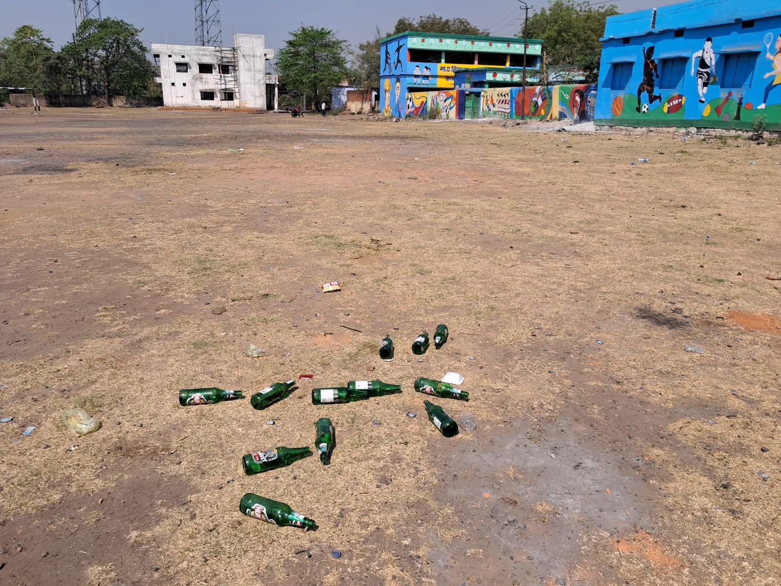 बेरमो: सुभाष नगर-फिल्ड क्वारी का खेल मैदान बन गया है सड़क, जुआरियों और शराबियों का लगा रहता है अड्डा
