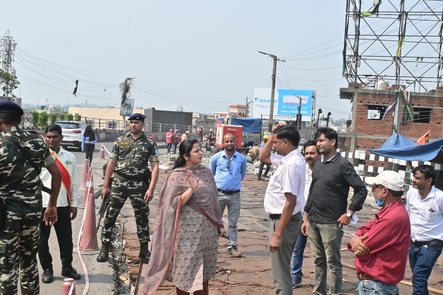 बिटुमिन नहीं ,कंक्रीट की बन रही नया बाजार फ्लाईओवर की सड़क, डीसी ने तय कर दिया काम पूरा होने का डेड लाइन ,पढ़िए