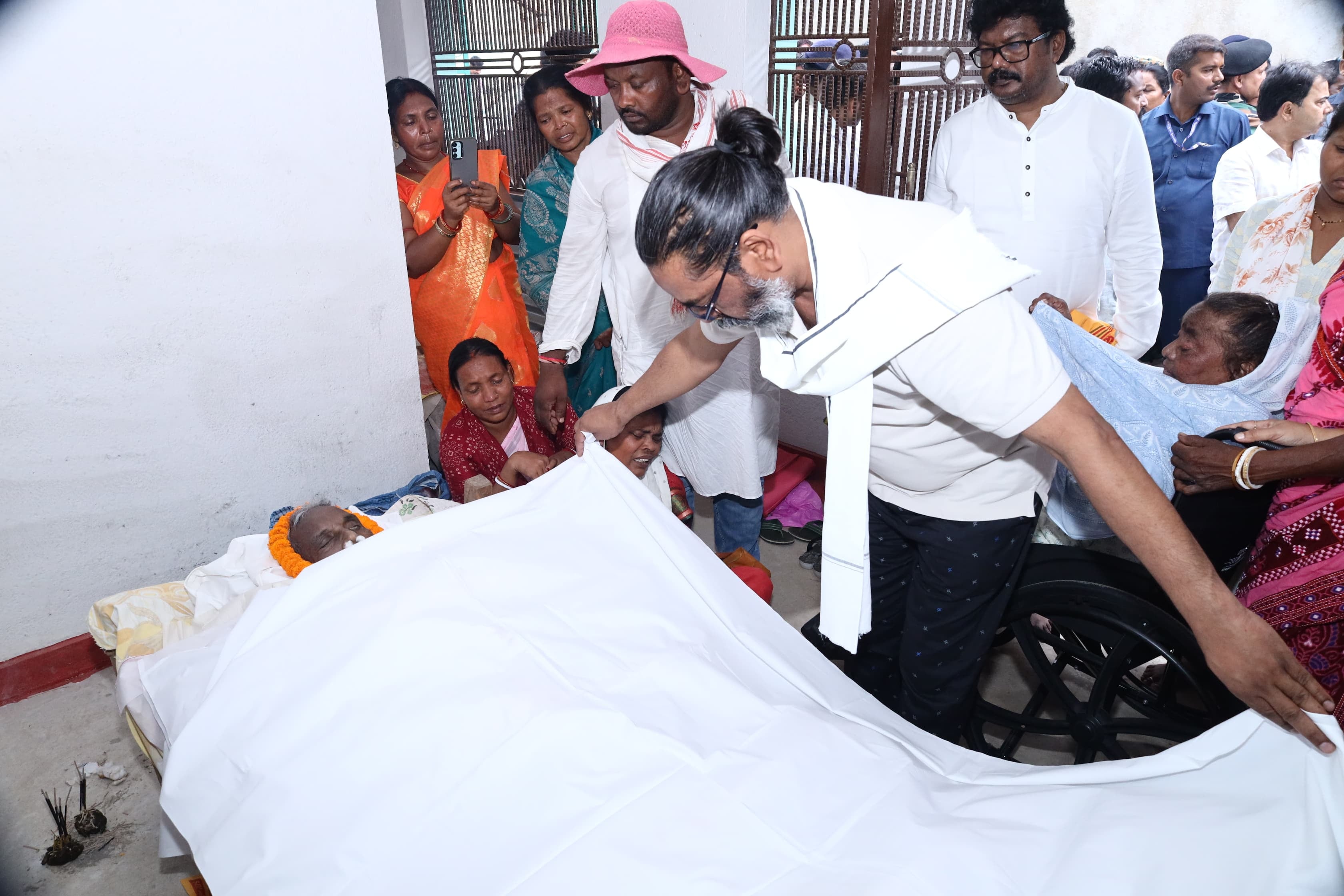 दिशोम गुरु शिबू सोरेन के भाई का निधन,सोरेन परिवार पर टूटा  दुखों का पहाड़,परिवार के साथ सीएम पहुंचे नेमरा