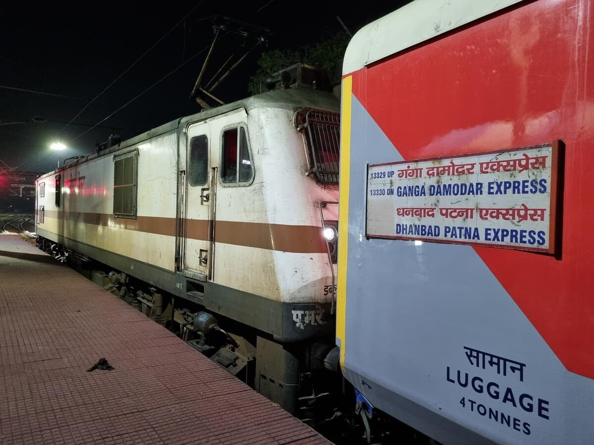 धनबाद के गया पुल अंडरपास का श्रेय लेनेवाले माननीय, कभी गंगा दामोदर एक्सप्रेस पर भी चढ़ कर देखिये यात्रियों के कष्ट