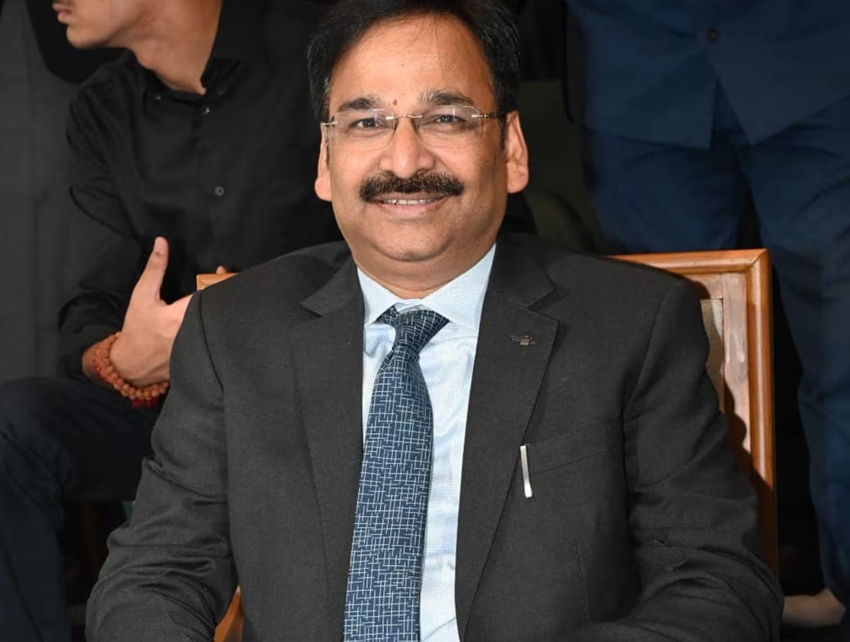 BIG BREAKING : ACB की बड़ी कार्रवाई, शराब घोटाले में हिरासत में लिए गए  IAS अधिकारी विनय चौबे