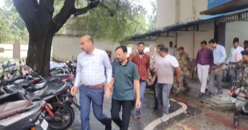 BREAKING: IAS अधिकारी विनय चौबे के बाद उत्पाद आयुक्त गजेंद्र सिंह भी गिरफ्तार