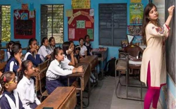 का समझी थी कोई नहीं पकड़ेगा? बिहार कि ये दो टीचर फर्जी तरीके से लगाती थी हाजिरी, लेकिन इनके फोटो ने खोल दिया राज