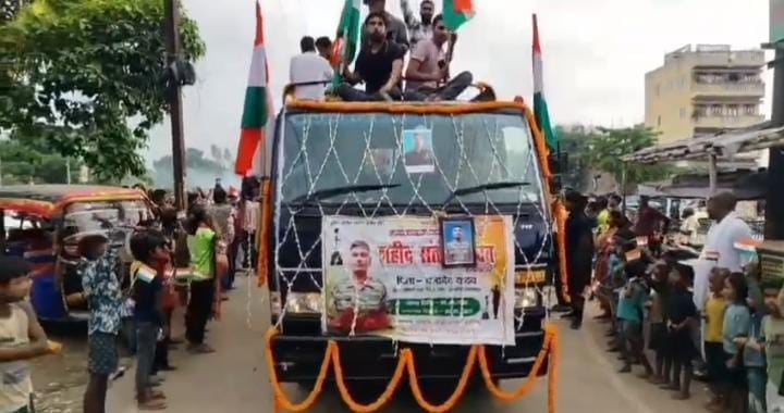 शहादत को सलाम! जब तिरंगे में लिपटा शहीद संतोष यादव का पार्थिव शरीर पहुंचा गांव, तो लगने लगा वीर सपूत अमर रहे का नारा