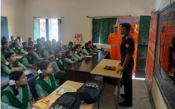 देवघर में शिक्षक और छात्राओं ने सीखे एनडीआरएफ से आपदा प्रबंधन के गुर