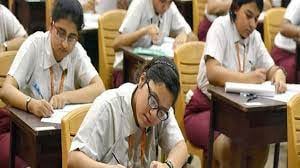 पुलिस के वाहनों की लाइट में इंटर के छात्रों को  क्यों देनी पड़ी परीक्षा, पढ़िए पूरी खबर