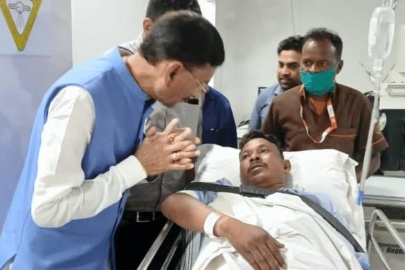 लातेहार: नक्सलियों के साथ मुठभेड़ में घायल जवान को एयरलिफ्ट कर लाया गया रांची, केंद्रीय रक्षा राज्य मंत्री संजय सेठ पहुंचे अस्पताल