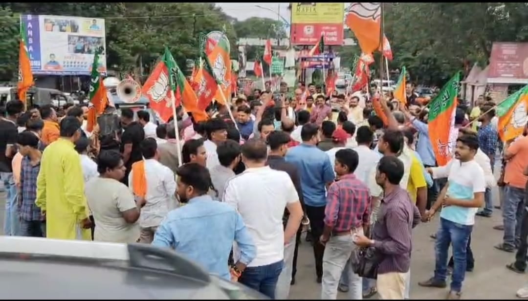 धनबाद -बोकारो एयरपोर्ट की लड़ाई सड़क पर आई, सांसद ढुल्लू महतो के पुतला दहन के जबाव में क्या हुआ, पढ़िए