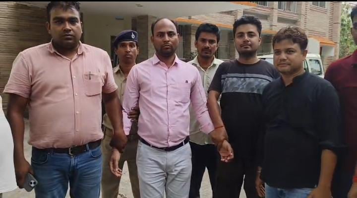 निगरानी टीम ने अंचल कार्यालय के डाटा इंट्री ऑपरेटर को रिश्वत लेते रंगे हाथ पकड़ा, अंचलाधिकारी पर भी कस सकता है शिकंजा