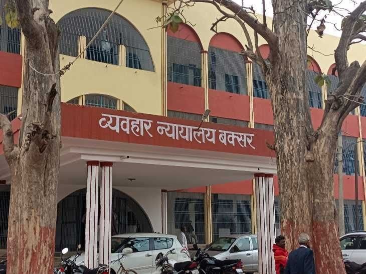 बक्सर नरसंहार के आरोपियों के घर पर चला बुलडोजर तो होश आया ठिकाना,  दो ने किया आत्मसमर्पण, बाकियों पर भी शिकंजा कसने की तैयारी तेज