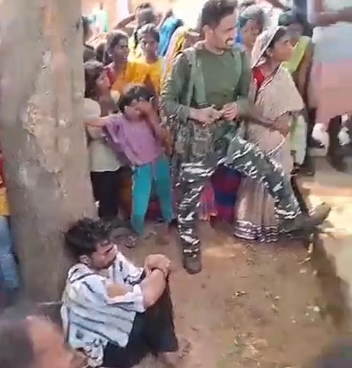 गिरिडीह में युवक की हत्या बाद बवाल, ग्रामीणों ने आरोपी की जमकर की पिटाई फिर किया पुलिस के हवाले