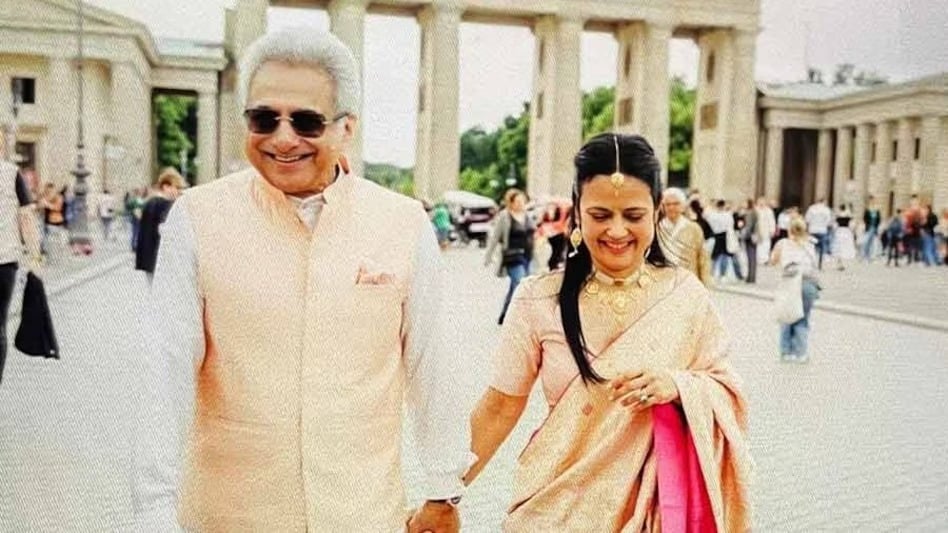 तस्वीर सोशल मीडिया पर वायरल: चर्चित तृणमूल सांसद महुआ मोइत्रा ने पढ़िए किससे की है शादी,क्यों हो रहा अधिकृत पुष्टि का इंतजार