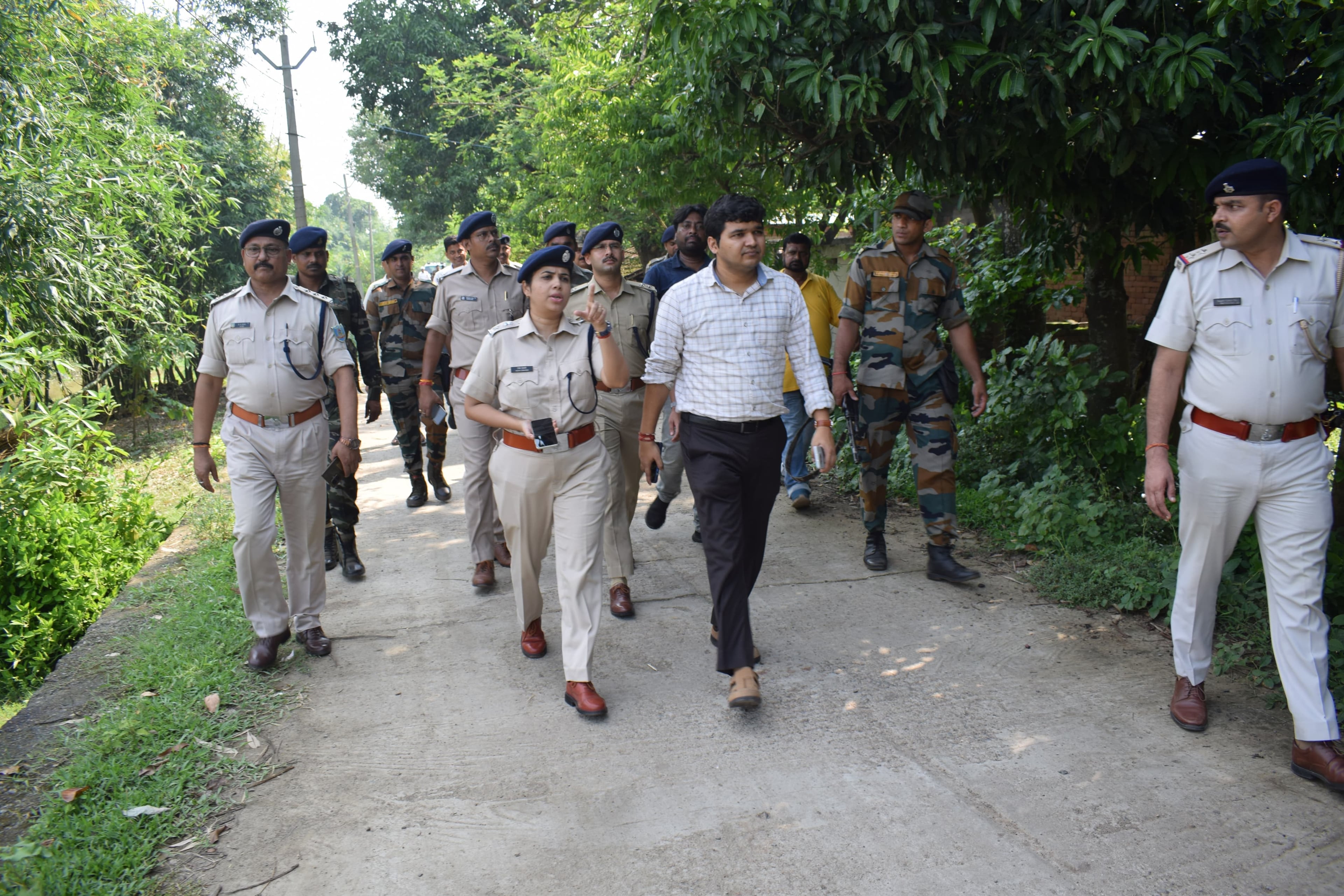 बकरीद पर अमन का पहरा: उपायुक्त व एसपी ने फ्लैग मार्च कर दिलाया भरोसा, कहा-शांति और सौहार्द में रुकावट बर्दाश्त नहीं